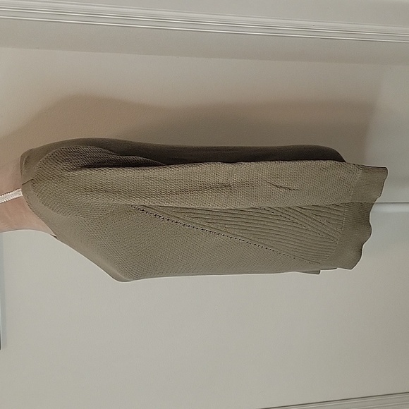 Loft Outlet, Army Green Pullover Sweater, Size XS.  EUC! - Picture 3 of 9